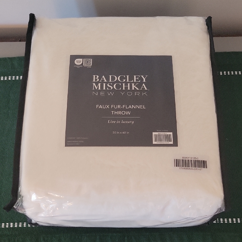 BADGLEY MISCHKA NEW YORK FAUX FUR-FLANNEL THROW 50X60 IN. LIVE IN LUXURY! NWT